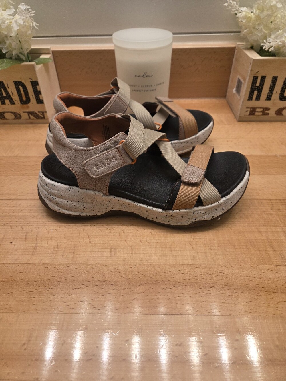 Taos Women’s Super Z Sandals Tan Multi Outdoor Casual Shoes Size 7